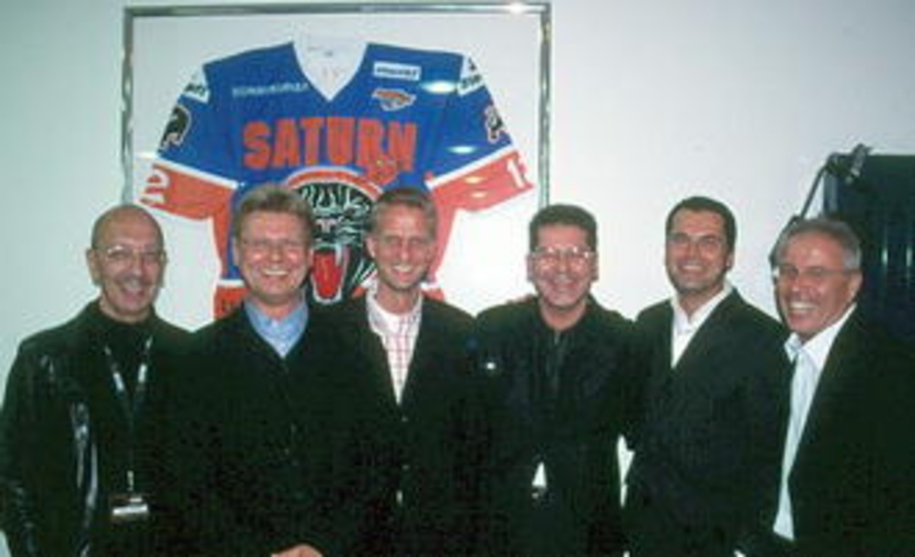 Und jetzt bitte einmal alle "Merger" (v.l.n.r.): {mlbipers.898.Kurt Erping|U|T} (SPV), {mlbipers.4196.Jörg Peter|U|T} (noch EMI, bald SPV), {mlbipers.3981.Jan Grantz|U|T|807} (Warner), {mlbipers.1051.Herbert Krambo|U|T|805} (Saturn), {mlbipers.792.Marcus Friedheim|U|T} (Warner) und {mlbipers.4935.Paul Kölbl|U|T} (BMG)