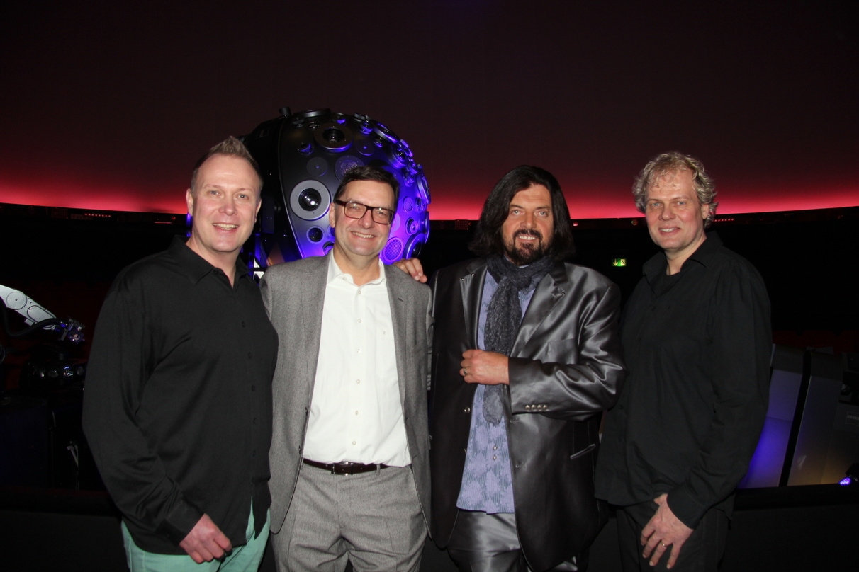 Mit ihrer Show nun auch in den USA präsent (von links): Martin Koppehele (Lichtmond), Thomas W. Kraupe (Geschäftsführer Planetarium Hamburg), der Musiker Alan Parsons und Giorgio Koppehele, hier bei der Welturaufführung im März 2013 in Hamburg