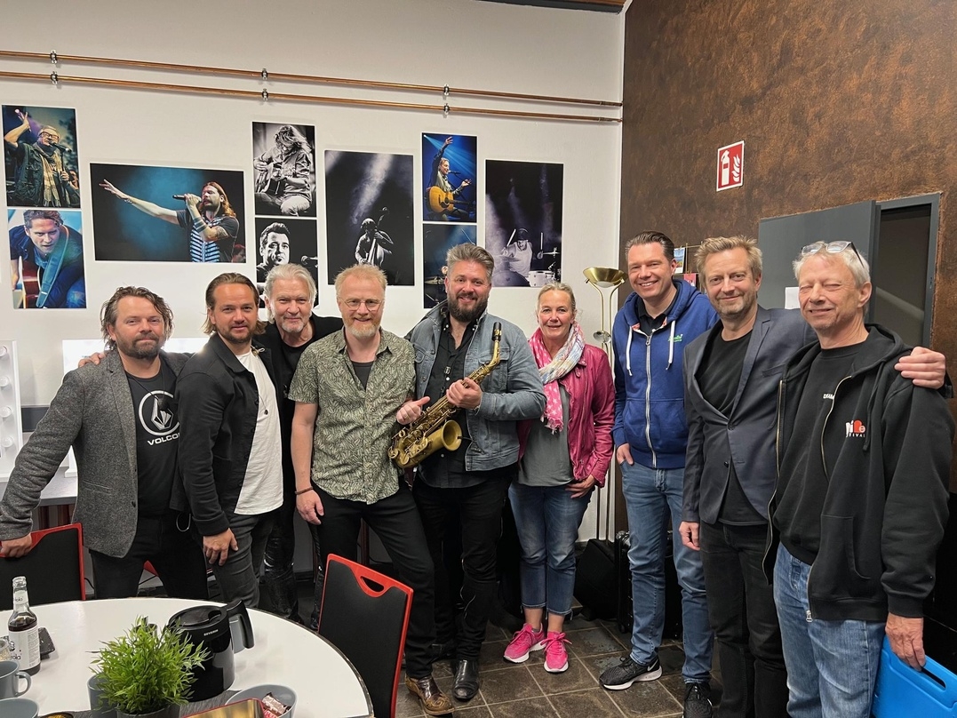 Vor dem Konzert in Wilhemshaven: Johnny Logan (3. von links) und Partner