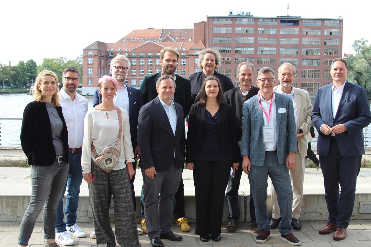 Luden zur Musikwirtschaftskonferenz des Forums Musikwirtschaft (von links): Sigrid Herrenbrück (BVMI), Patrick Oginski (IMUC), Kim Sommer (BDKV), Daniel Knöll (SOMM), Götz von Einem (DMV), Florian Drücke (BVMI), Birgit Böcher (hinten, DMV), Sandra Wirth (VUT), Karsten Schölermann (LiveKomm), Jörg Heidemann (VUT), Jens Michow (BDKV) und Hamburgs Kultursenator Carsten Brosda, der die Keynote lieferte