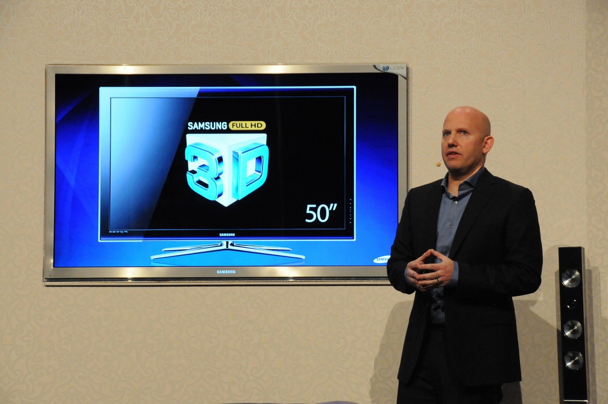 Michael Zoeller, Marketing Director TV/AV European Headquarters Samsung, präsentiert das 3D-Lineup seiner Firma