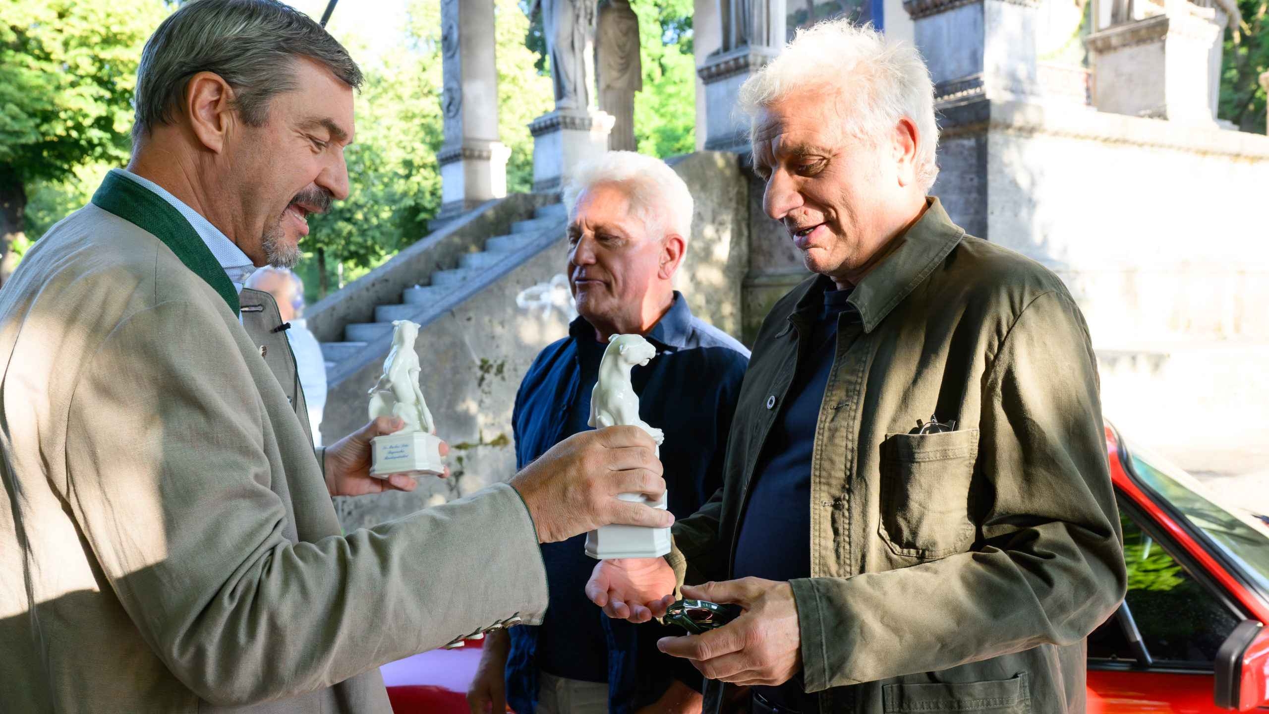 Bayerns Ministerpräsident Dr. Markus Söder: Überraschungsbesuch am Tatort-Set und Übergabe Blauer Panther
mit Miroslav Nemec und Udo Wachtveitl
aufgenommen am 19.06.2025 in Muenchen.