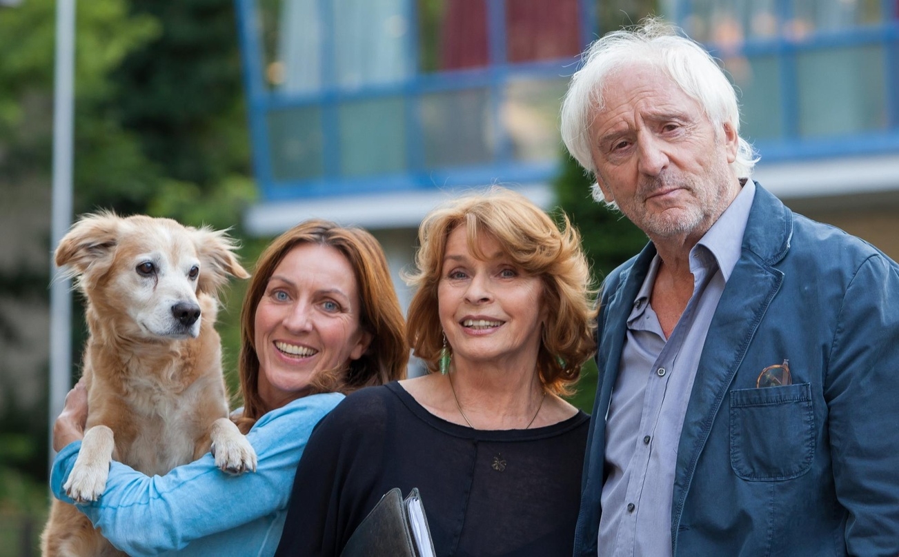 Connie Walther mit Hund Lula, Senta Berger und Günther Maria Halmer am Set von "Die Hochzeit meiner Eltern"