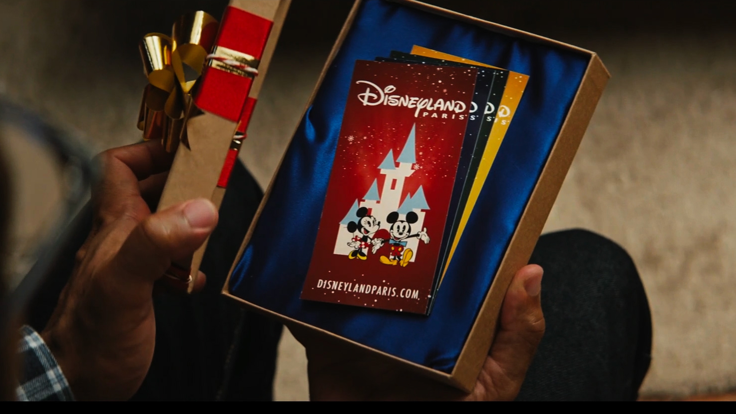 Disneyland Paris startet mit einem Geschenkereigen in die Weihnachtssaison 2021 –