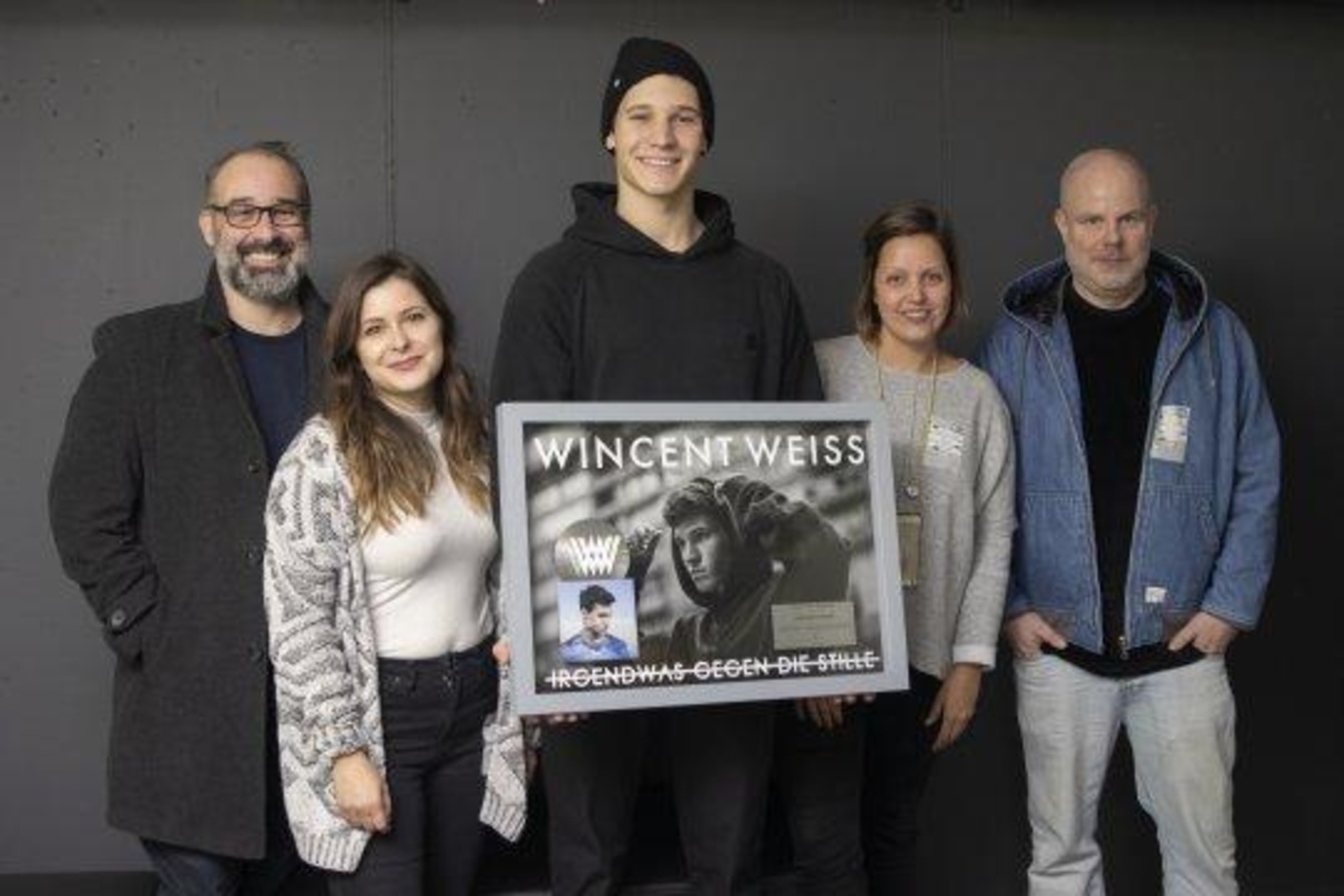 Erfreut über den Erfolg seines Debütalbums in der Schweiz: Wincent Weiss (Mitte) und seine dortigen Partner von Universal Music