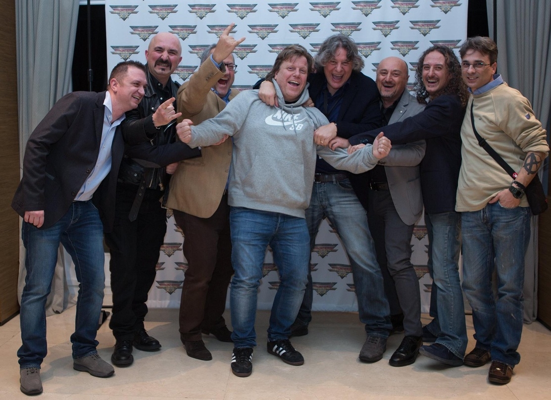 Feierten ihre langjährige Zusammenarbeit in Neapel: Soulfood-Chef Jochen Richert (4. von links) und das Team von Frontiers Records