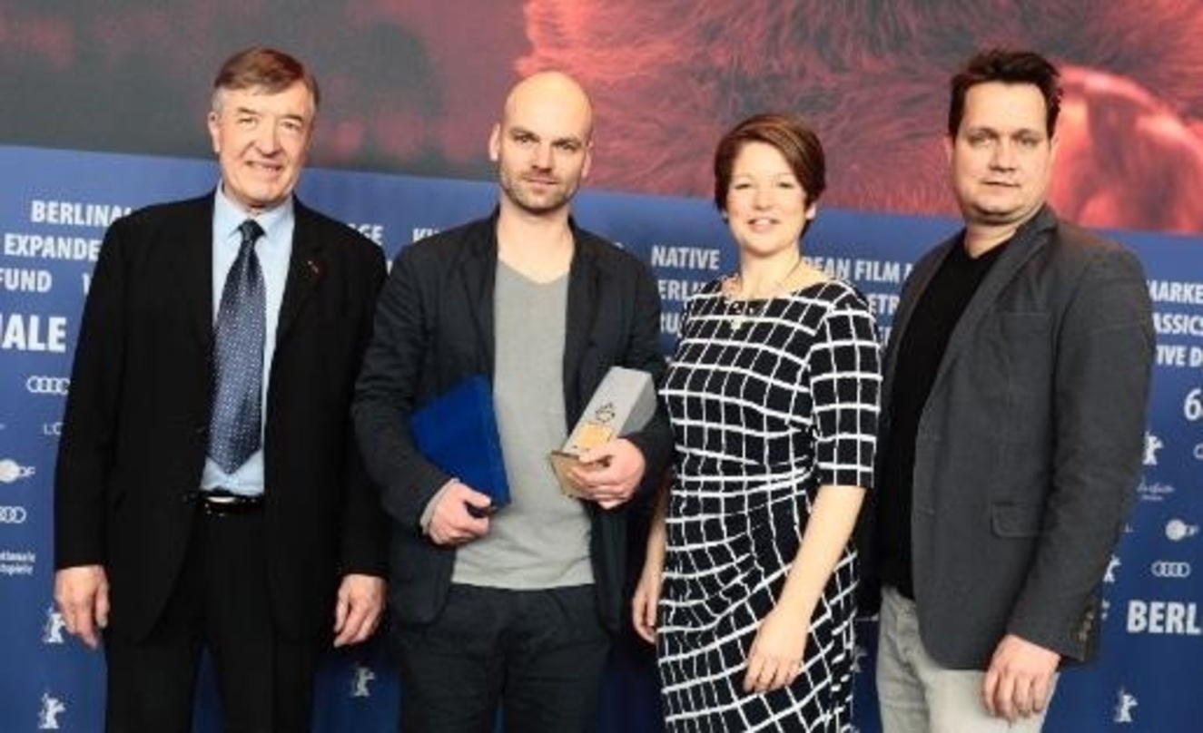 Regisseur Thomas Stuber (2.v. l.) nimmt den Gilde Filmpreis zur Berlinale 2018 von der Jury, bestehend aus Adrian Kutter (l.), Dominique Henz, und Erdmann Lange (r.) entgegen