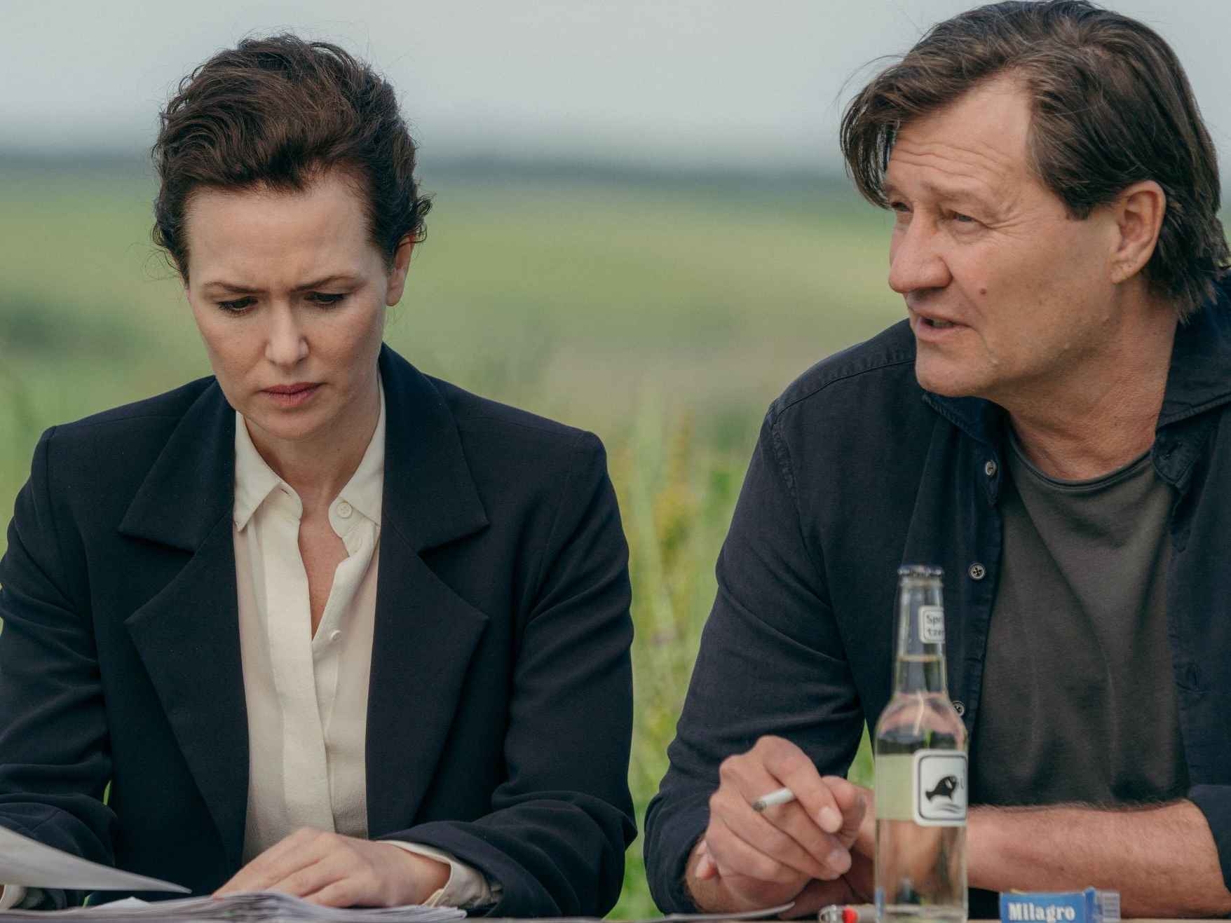 Die Staatsanwältin Fida Emam (Melika Foroutan) und der Polizist Markus Glösl (Harald Windisch) tauschen sich über den Fall aus.