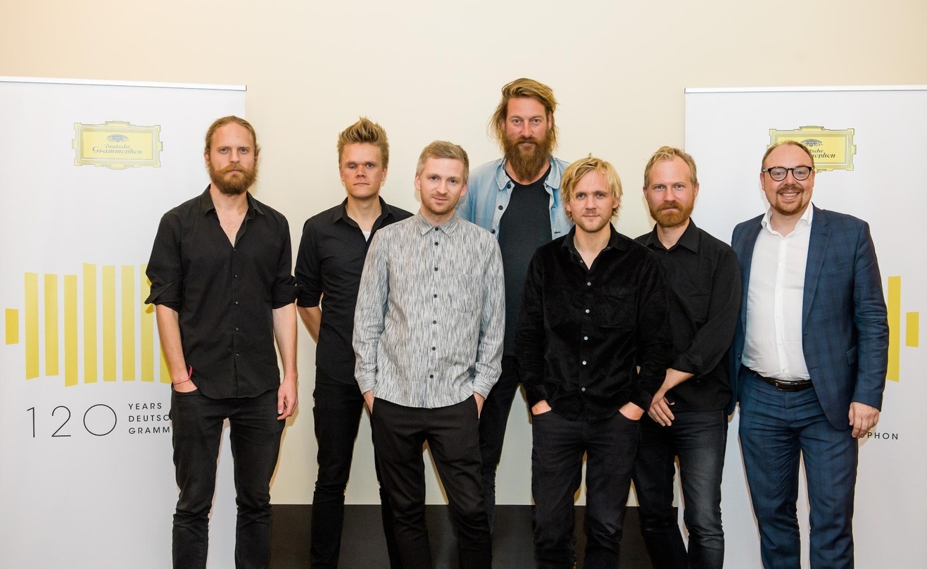 Feierten zusammen: Das Danish String Quartet, Ólafur Arnalds (dritter von links), Joep Beving (vierter von links) und Clemens Trautmann (CEO Deutsche Grammophon, ganz rechts)