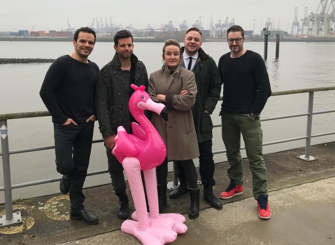 Gruppenbild mit Flamingo (von links): Steffen Henssler (Henssler-Mucke), Matthias Kräutli und Cindy Hennes (beide Pixie Paris), Flo Blokesch (Musikagent für BENDITentertainment) und Michael Wendt (CEO Henssler-Mucke)