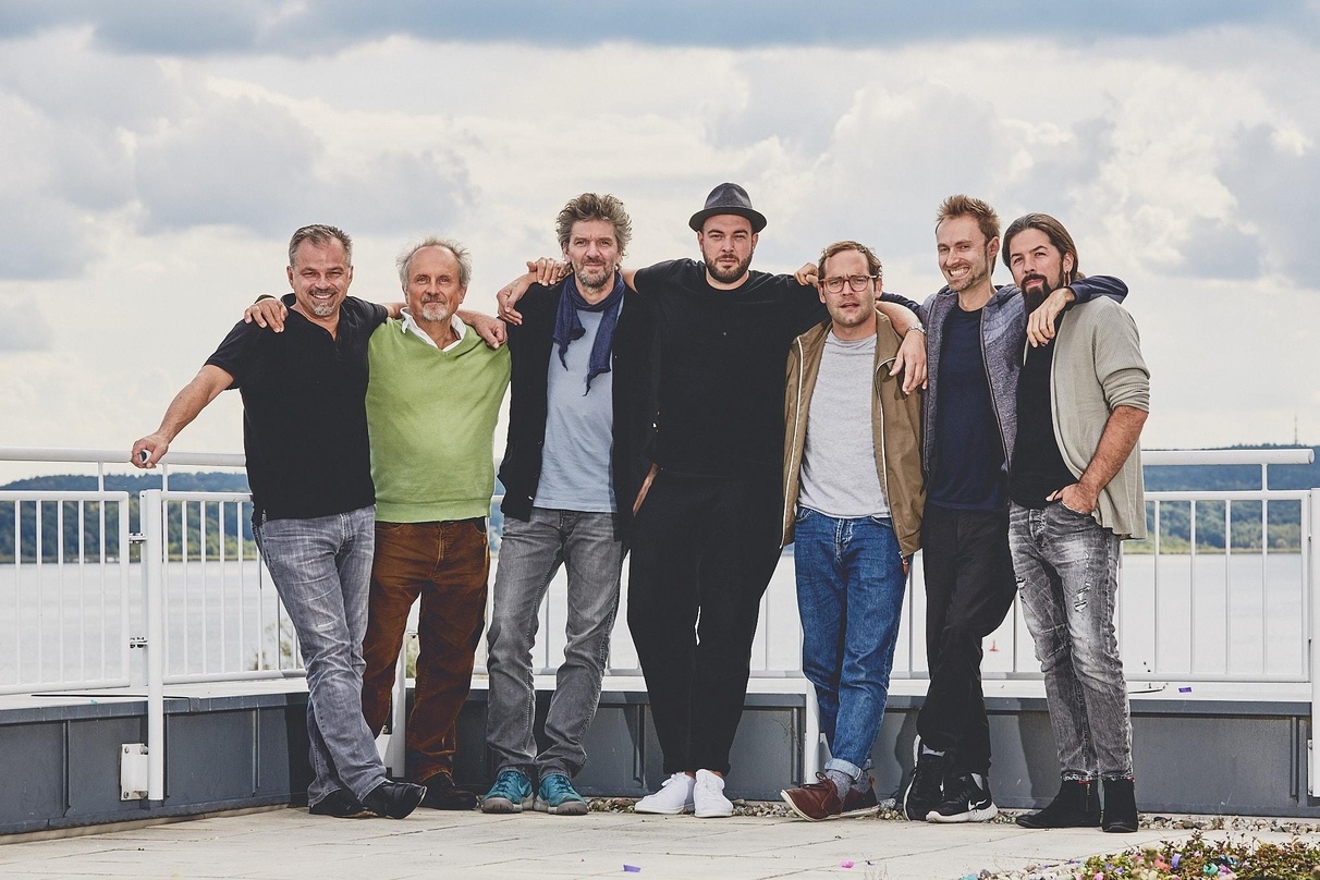 Bilden die Jury für den Deutschen Musikautorenpreis 2018 (von links): Ralf Wengenmayr, Wolfgang Motz, Helmut Oehring, Simon "Sera Finale" Müller-Lerch, Axel Bosse, Robert Koch und René Berthiaume