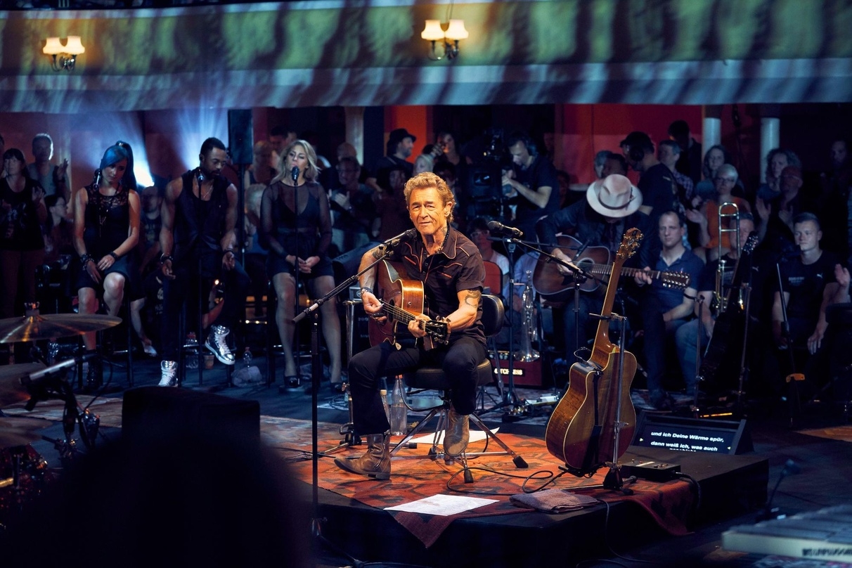 Entspannt auf der "MTV Unplugged"-Bühne: Peter Maffay