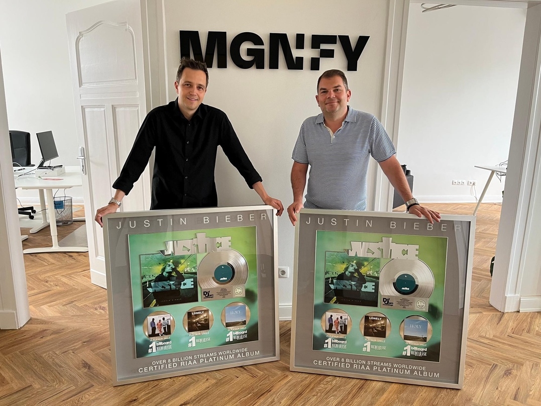 Mit der Platin-Auszeichnung: Marco Völkel (links) und Martin Königsmann (beide MGNFY)