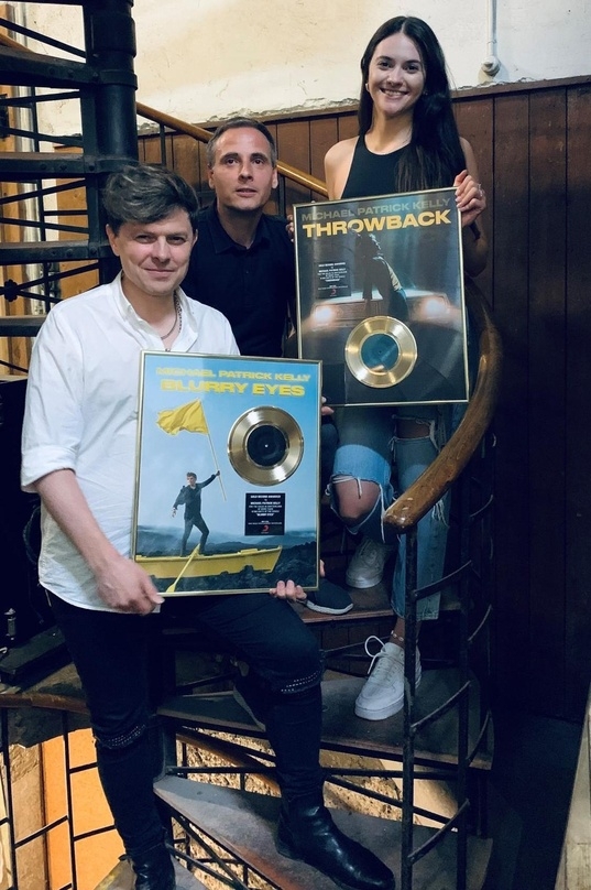 Bei der Übergabe (von links): Michael Patrick Kelly, Beat Milter (Senior Product Manager International, Sony Music Switzerland) und Iva Saravanja (Promotion Manager, Sony Music Switzerland)