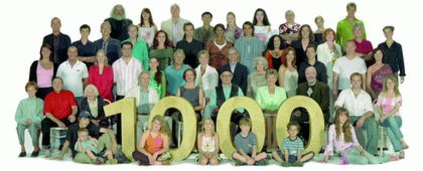 "Lindenstraßen"-Macher Hans W. Geißendörfer (hinter der dritten Ziffer) inmitten seines Jubiläums-Ensembles