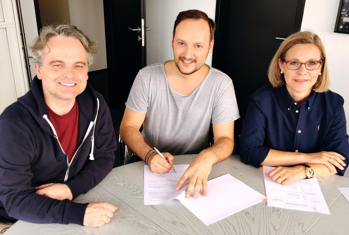 Bei der Vertragsunterzeichnung (von links): John Ruhrmann (A&R Manager Melodie der Welt), Felix Moese (Autor) und Pamela Georgi (Geschäftsführerin Melodie der Welt) 