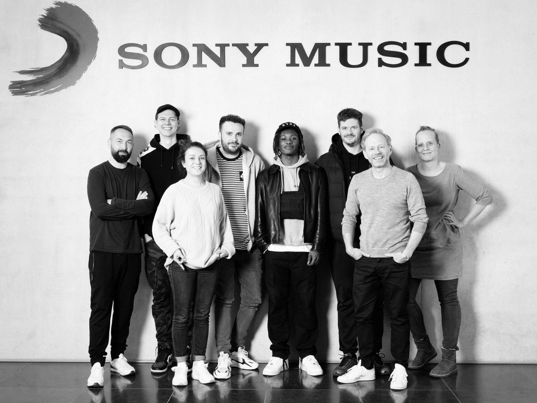 Machten Nägel mit Köpfen: Ify Knows (4. von rechts) und sein neues Team im Sony-Music-Gebäude