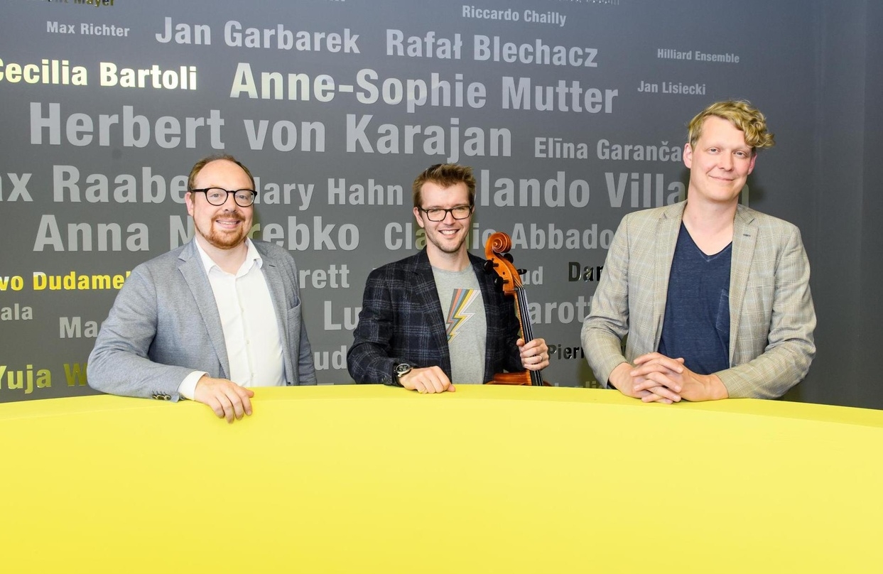 Besiegelten die Zusammenarbeit (von links): Clemens Trautmann (Präsident Deutsche Grammophon), Peter Gregson und Christian Badzura (Director New Repertoire Deutsche Grammophon) 