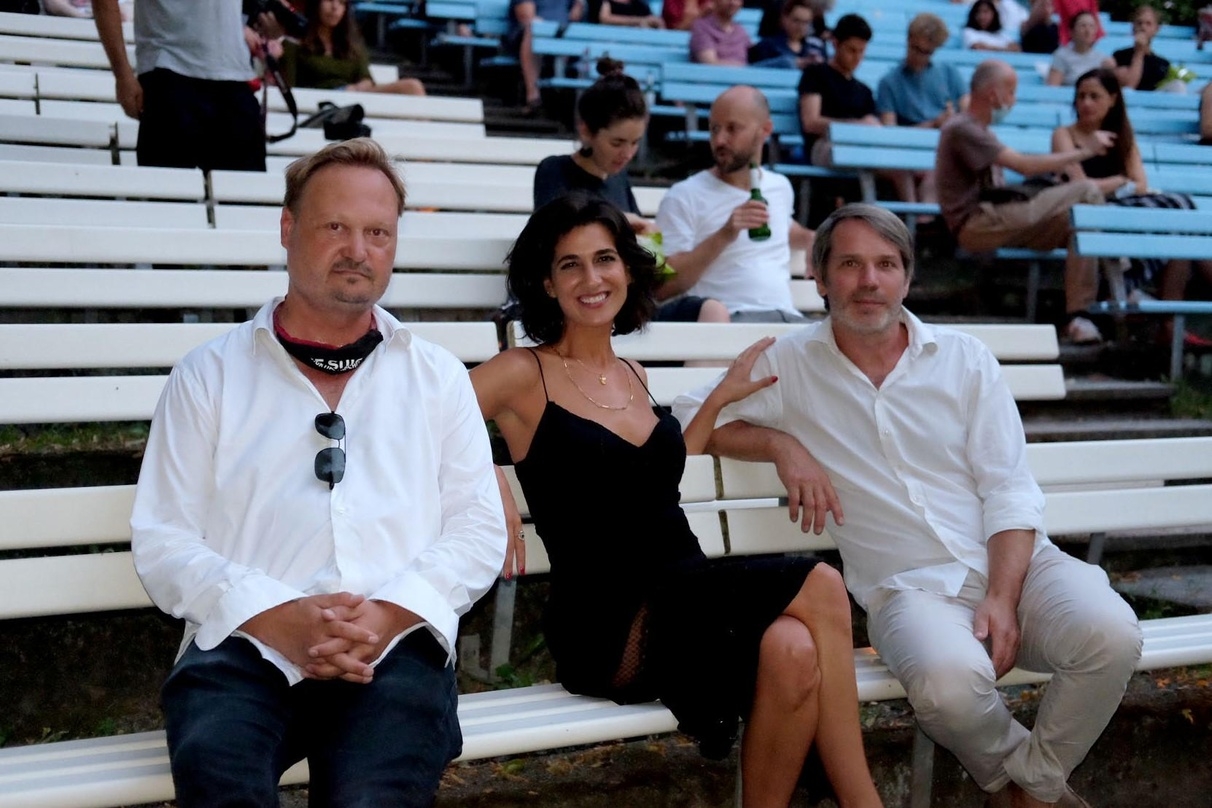 "Die obskuren Geschichten eines Zugreisenden" feierte seine offizielle Kinopremiere unter freiem Himmel