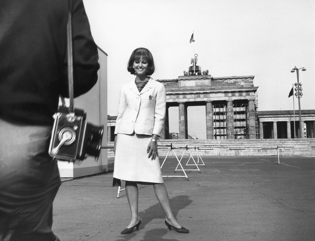 Claudia Cardinale 1964 am Brandenburger Tor