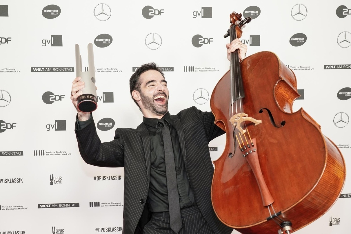 Freute sich sichtlich über seine Trophäe beim Opus Klassik 2021: der Cellist Pablo Ferrandez