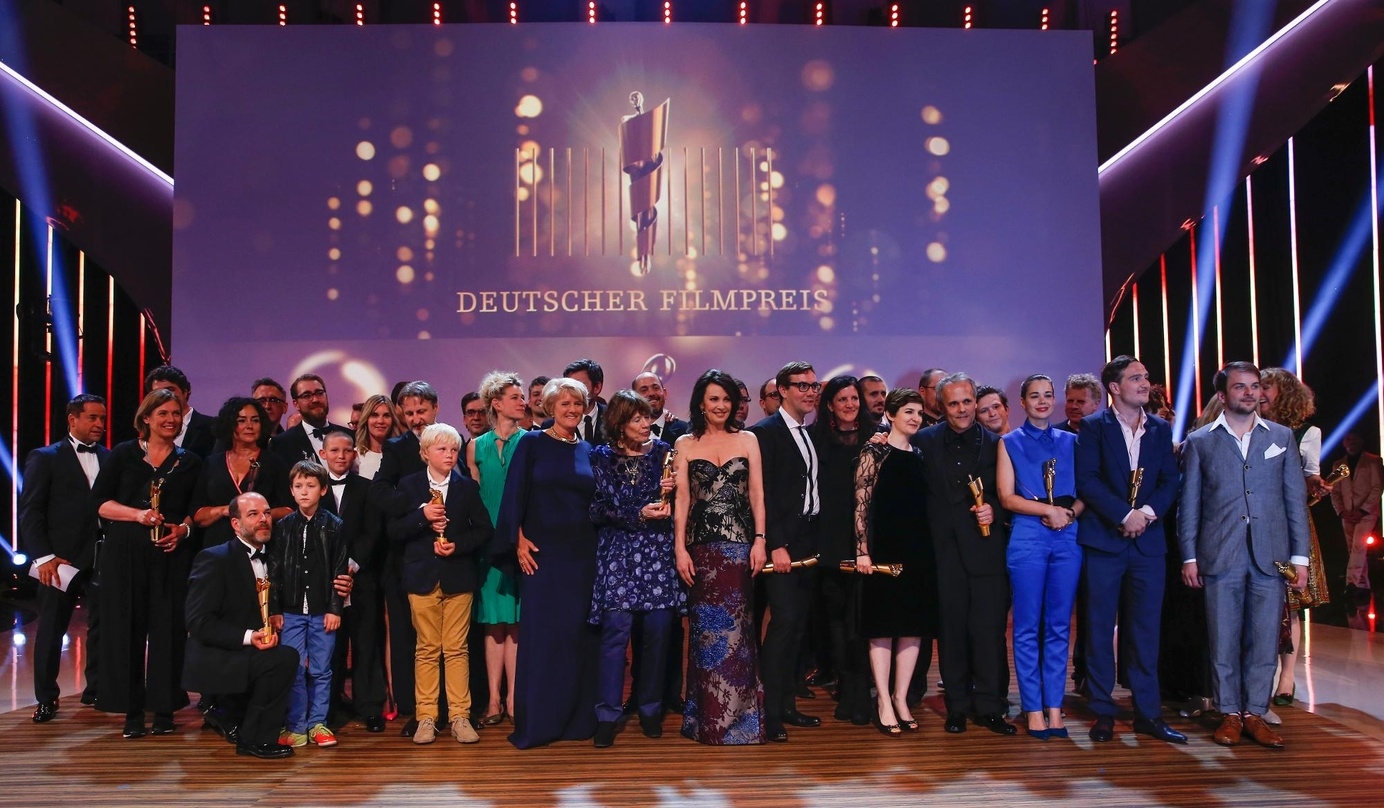 Die Lola-Gewinner mit Akademie-Präsidentin Iris Berben und Kulturstaatsministerin Monika Grütters bei der Verleihung des Deutschen Filmpreises