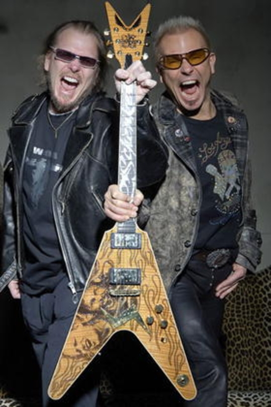 Teilen brüderlich: Michael und Rudolf Schenker mit ihrer neuen Dean-Gitarre