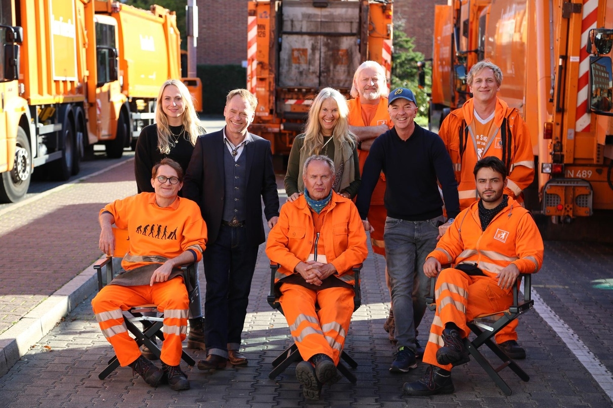 Am Set von "Die Drei von der Müllabfuhr: Jörn Hentschel, Uwe Ochsenknecht, Aram Arami (vo., v.l.n.r., Fräncy Schröder, Rainer Strecker, Doris Zander, Hagen Bogdanski, Kai Lentrodt (Mitte, v.l.n.r.) sowie Frank Kessler (hinten)