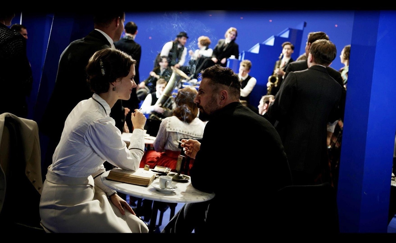 Hauptdarstellerin Liv Lisa Fries und Hauptdarsteller Murathan Muslu in einer Café-Szene des Films "Hinterland", der hauptsächlich mit Blue-Screen-Technik in Luxemburg und Österreich gedreht wird