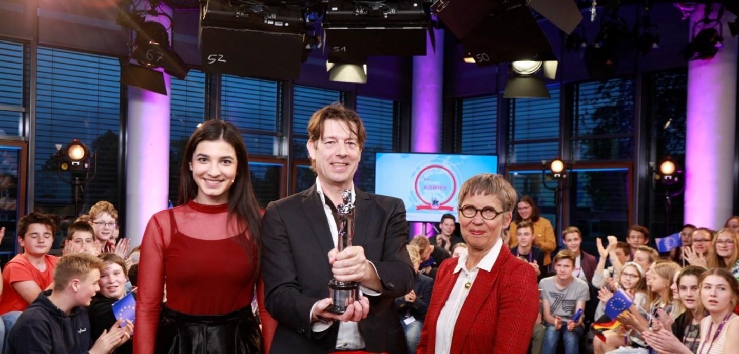 "Fight Girl"-Regisseur Johan Timmers mit der Moderatorin des Young Audience Awards, Ivana Noa (links im Bild), und EFA-Geschäftsführerin Marion Döring