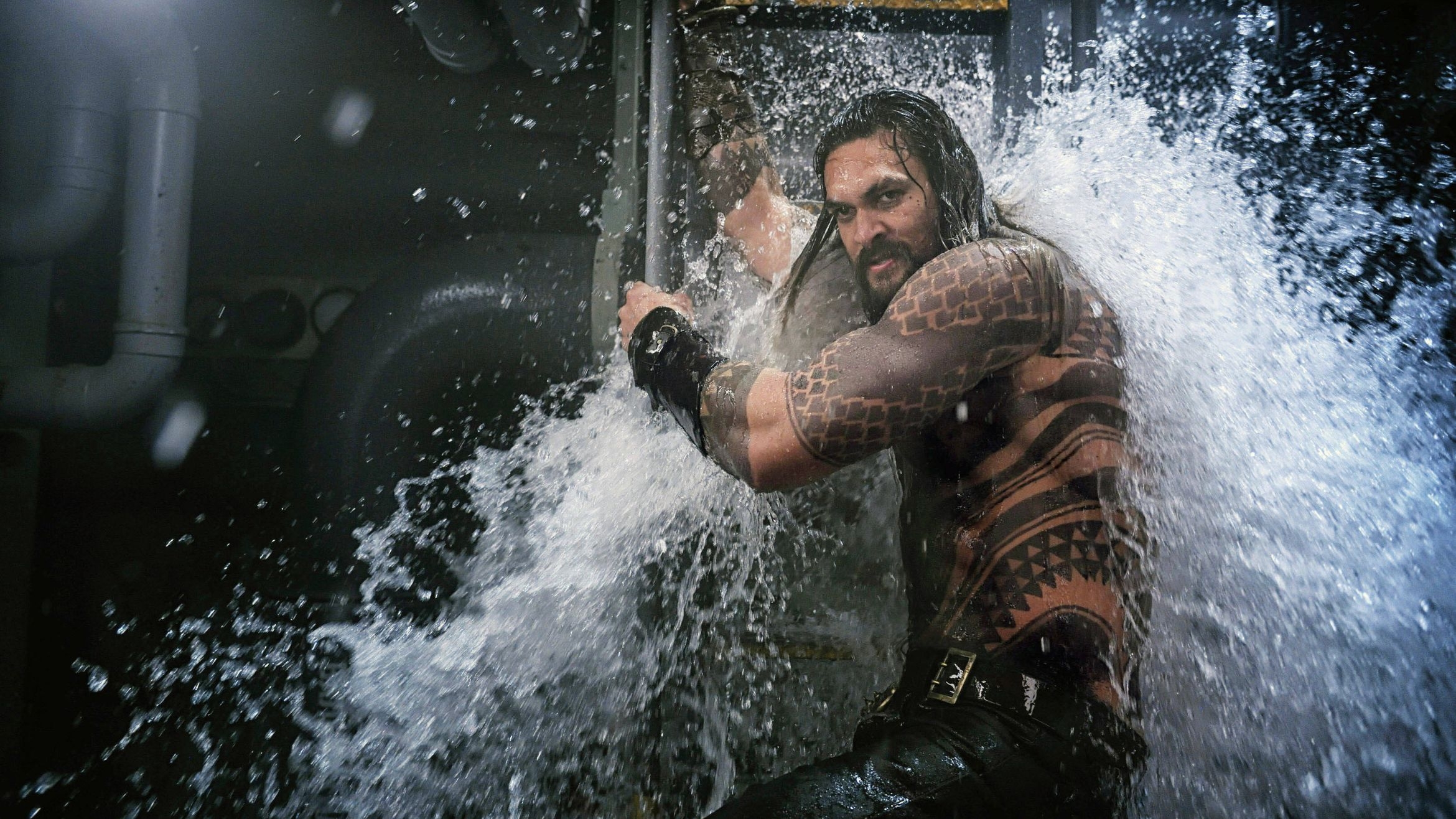 Jason Momoa bekämpft als Aquaman seine Gegner.