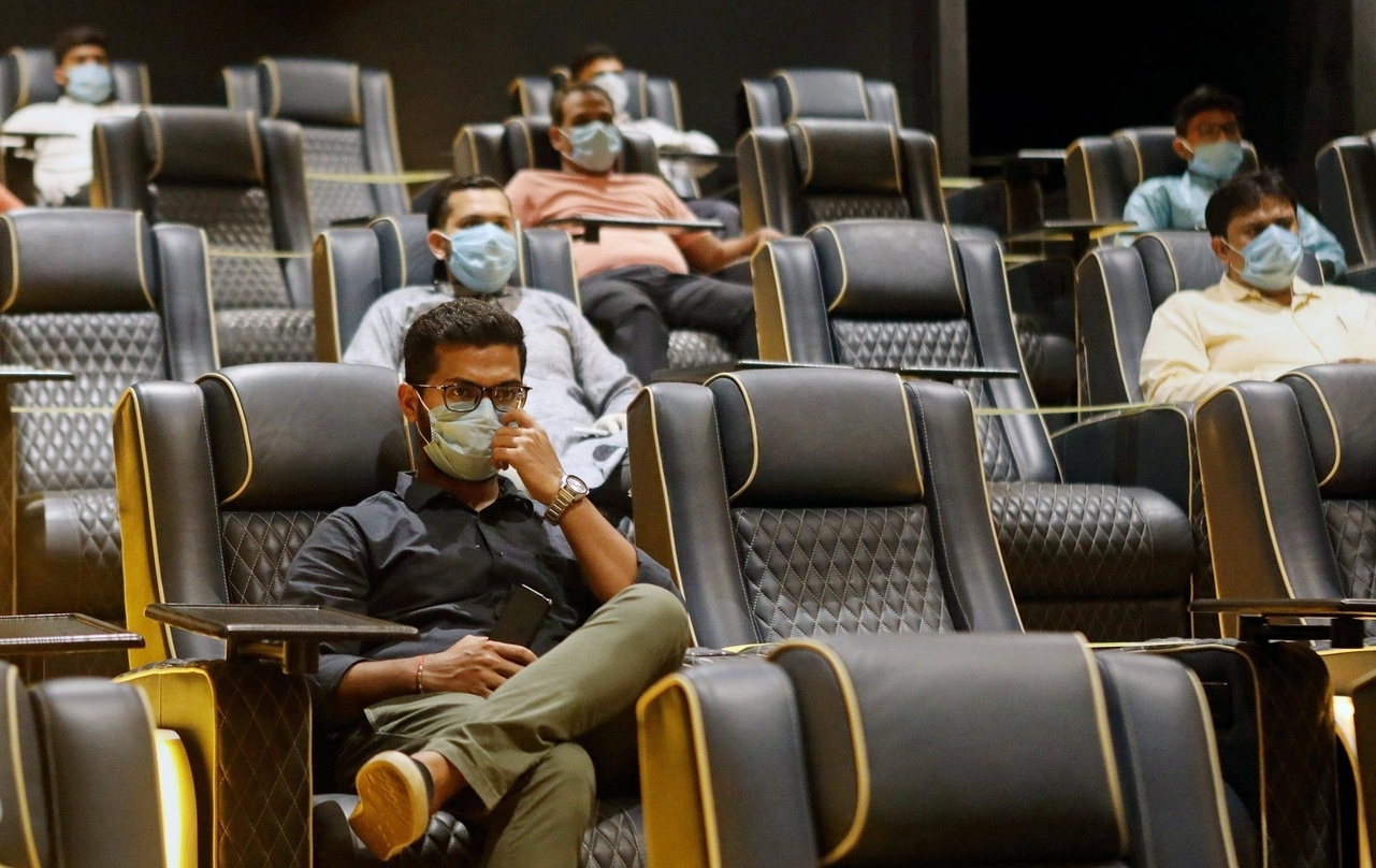  Die Kinos in Indien dürfen wieder mit Vollauslastung bespielt werden. Die Verpflichtung zum Tragen einer Mund-Nasen-Bedeckung gilt weiterhin 