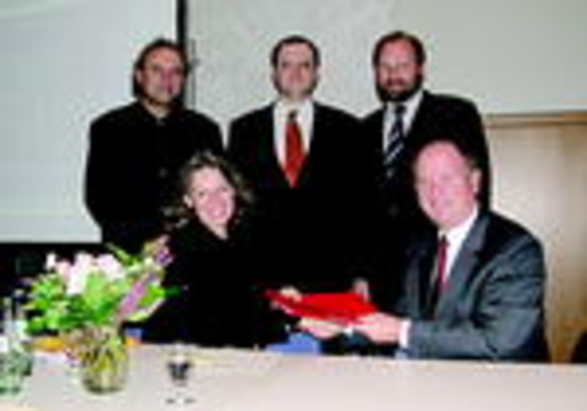 Vertragsunterzeichnung für das Hamelner Pilotprojekt mit Candance Johnson und Hans-Joachim Danne (im Vordergrund)