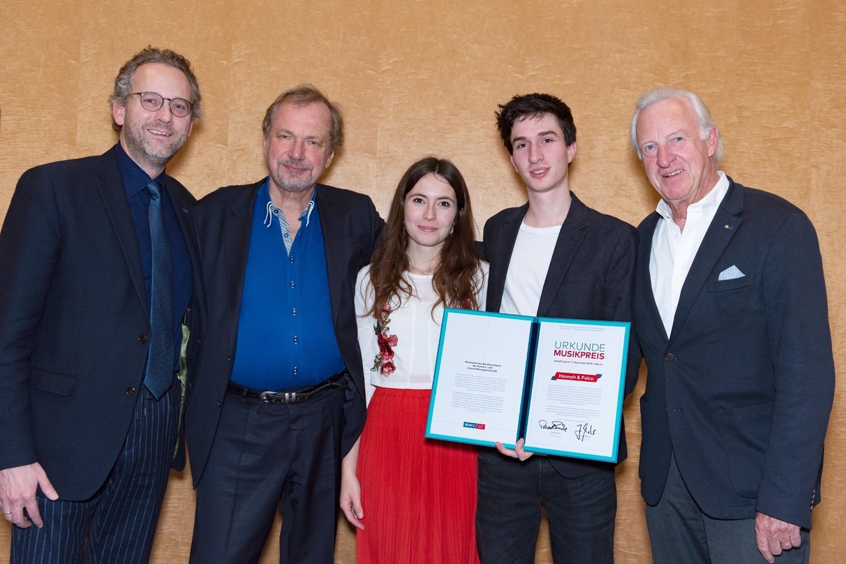 Die BDKV-Verbandsgrößen mit dem Musikpreisträger-Duo (von links): Pascal Funke, Jens Michow, Hannah, Falco und Ehrenpräsident Michael Russ