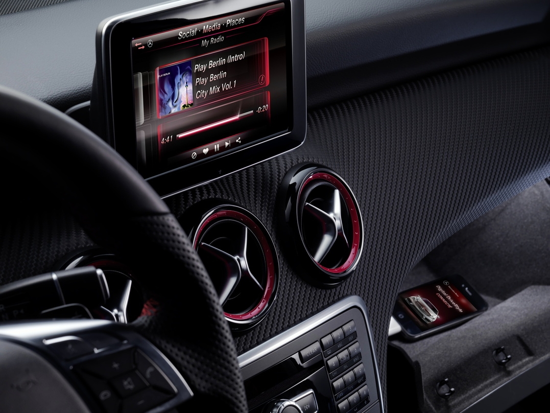Aupeo im Mercedes-Look: Über das sogenannte "Drive Kit Plus" kommt der Musikdienst auf das Anzeige- und Bediensystem der neuen A-Klasse