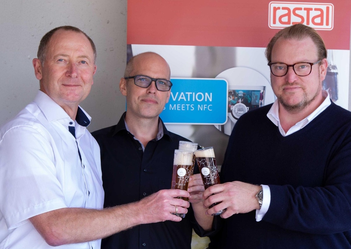 Stoßen auf eine smarte Zusammenarbeit an (von links): Thomas Nieraad, Carsten Kehrein und Thorsten Kirmes