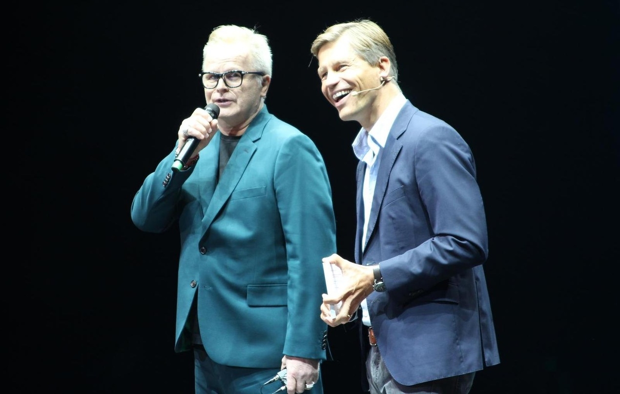 Blickt zuversichtlich nach vorn: Frank Briegmann bei Universal Inside, hier mit Herbert Grönemeyer auf der Bühne in der Mercedes-Benz Arena
