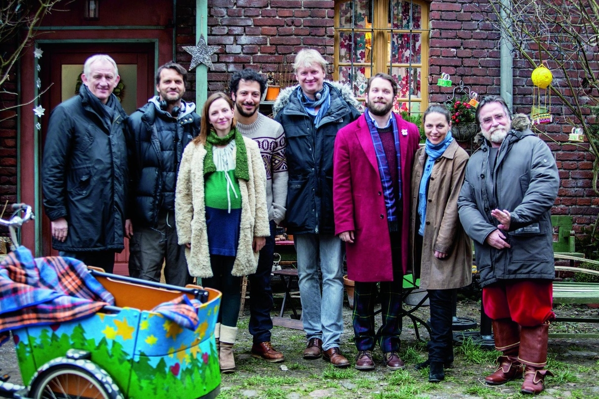 Paul Steinschulte (Universal Pictures), Regisseur Markus Goller, Katharina Schüttler, Fahri Yardim, Produzent Henning Ferber, Christian Ulmen, Veronika Grob (MBB) und Elmar Wepper am Set von ?Alles ist Liebe?