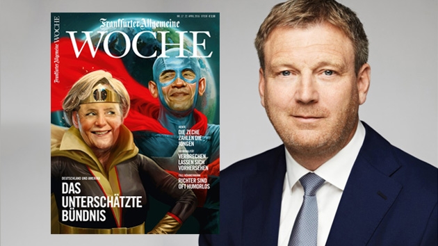 Verlagschef Thomas Lindner mit der ersten Ausgabe der Frankfurter Allgemeinen Woche