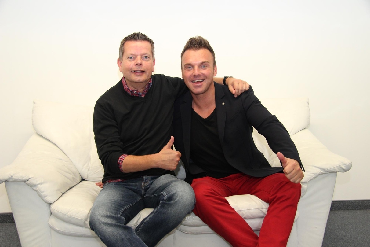 Sprachen auf der MusikWoche-Couch über das neue Album: Sänger René Ulbrich (rechts) und sein Manager Matthias Friedrich
