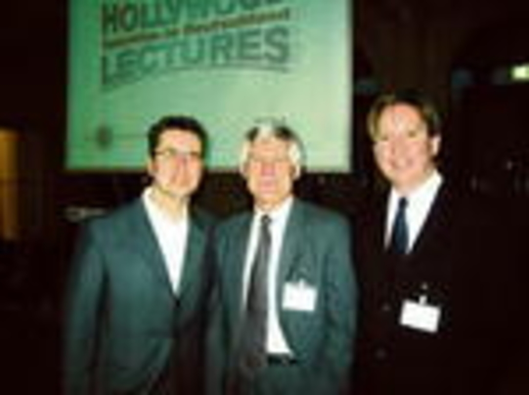 Sony-TV-Chef Michael Grindon (M.) mit Columbia-TriStar-GF Jürgen Schau und BF-Chefredakteur Ulrich Höcherl (l.)