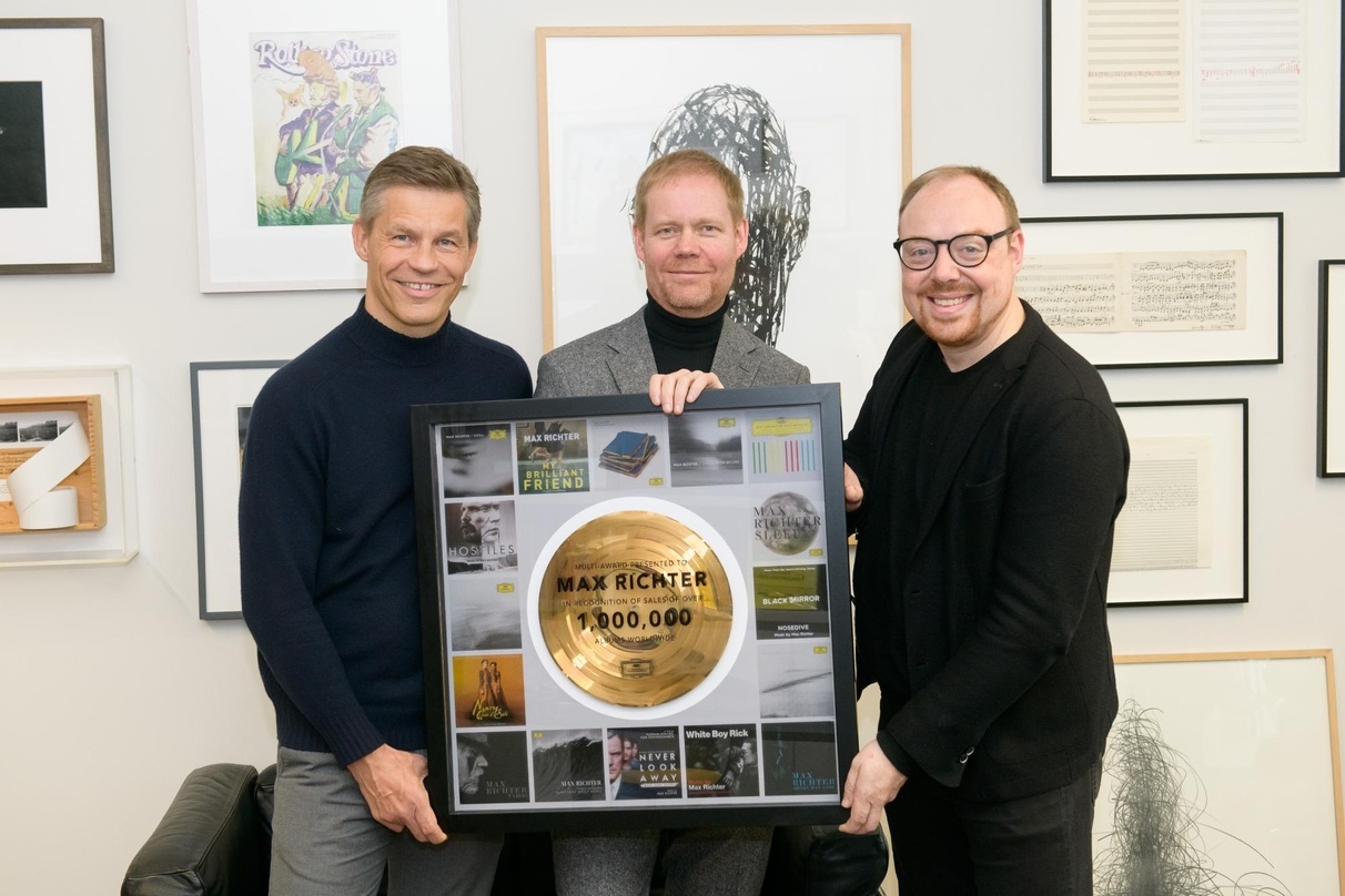 Sind Stolz, die Millionenmarke durchbrochen zu haben (von links): Frank Briegmann (CEO & President Universal Music Central Europe und Deutsche Grammophon), Max Richter und Clemens Trautmann (President Deutsche Grammophon)