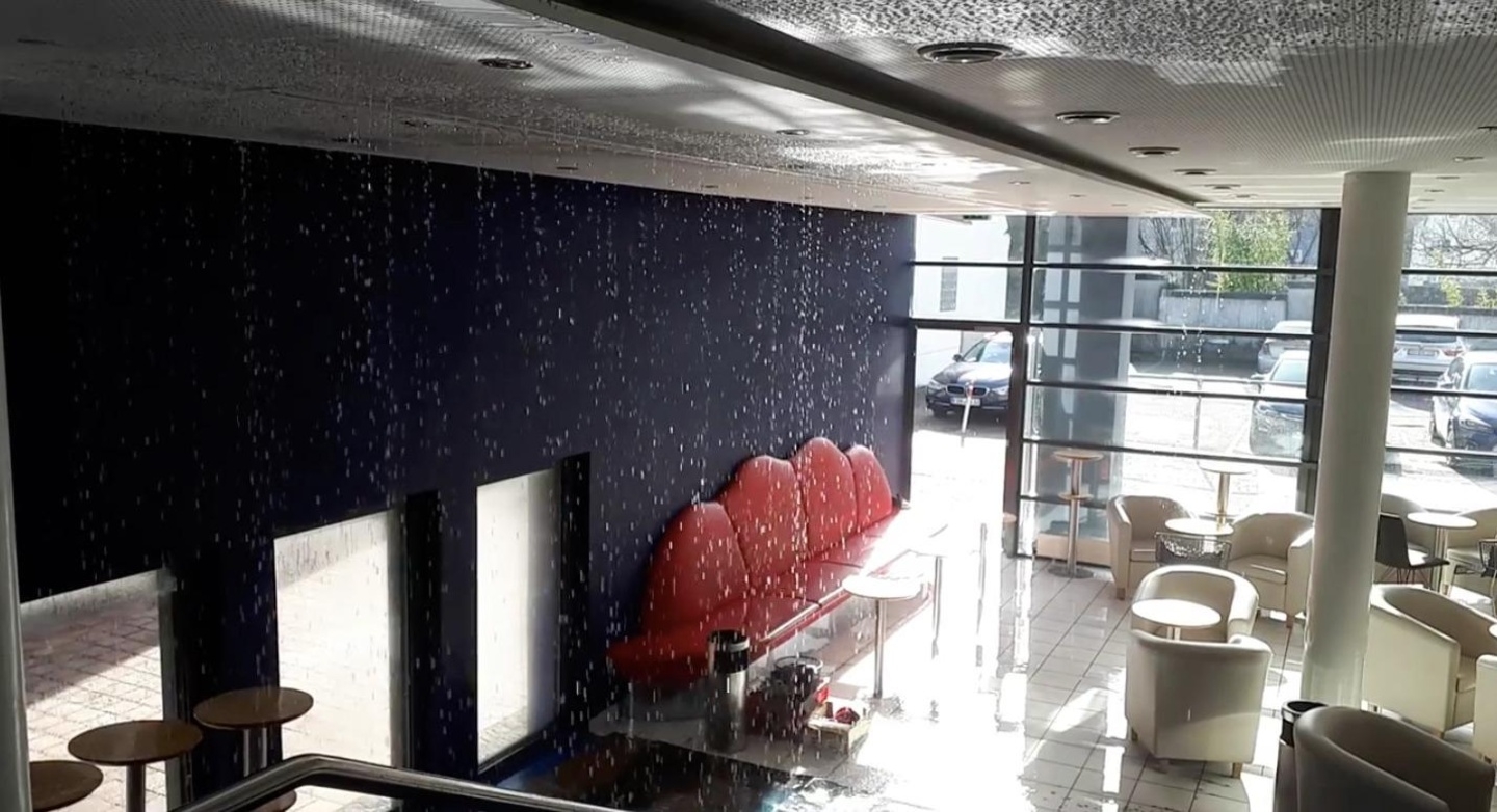 Ein auf der Facebook-Seite verlinktes Video lässt das Ausmaß des Wasserschadens erahnen