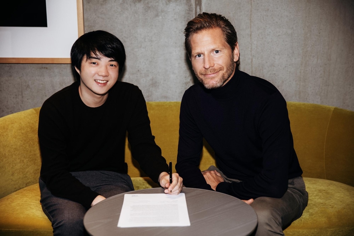 Bei der Vertragsunterzeichnung: Mao Fujita (links) und Per Hauber (President Sony Classical)