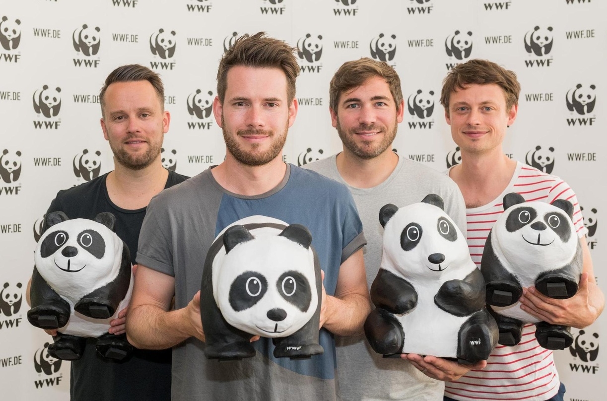 Posieren mit dem WWF-Logo in Form eines Pandabärs: Revolverheld 