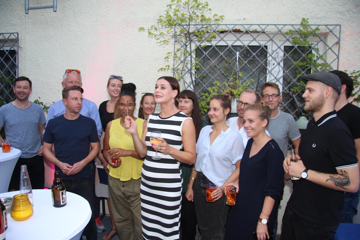 Begrüßte die Gäste beim Sommerfest von Warner Music in München: Doreen Schimk (vorn)