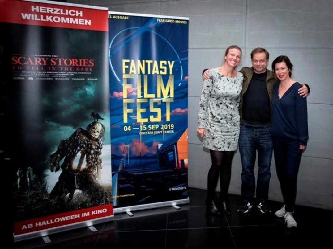 Regisseur André Øvredal (Mitte) freut sich mit Julia Winderlich (eOne Germany, links) und Frederike Dellert (Fantasy Filmfest) auf das bevorstehende Screening.