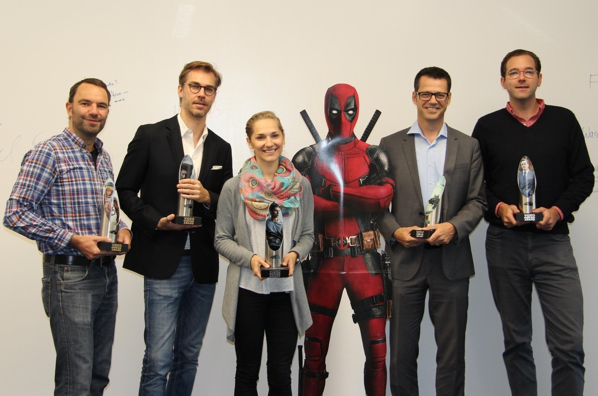 Das Fox-Digitalteam freut sich über gleich fünf Video Download Awards (v.l.): Ulf Köhler, Kai Schmidt-Merz, Gloria Badal, Sönke Hinrichsen und Maximilian von Perfall