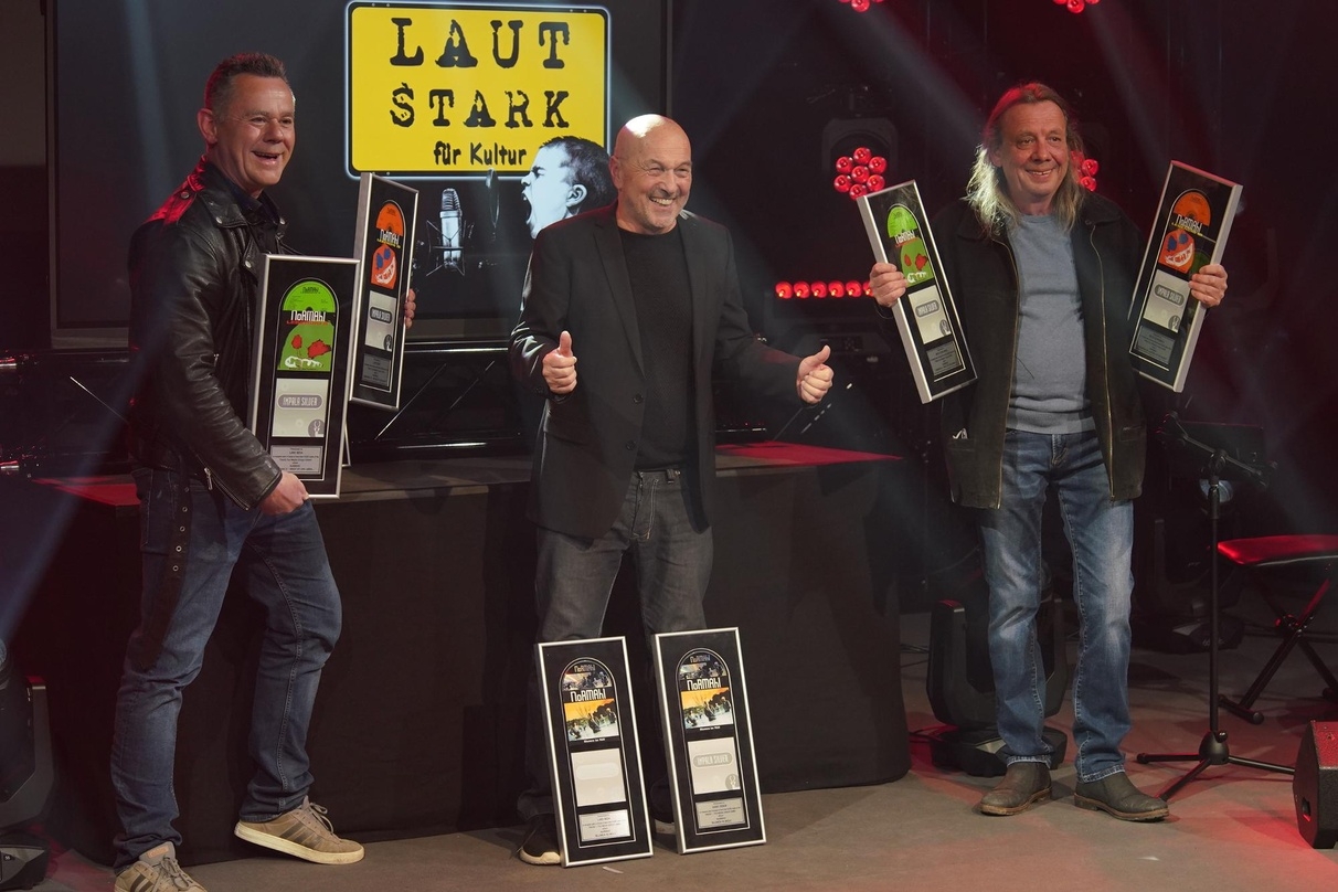 Bei der Übergabe der Impala Awards: Lars Besa (Normahl), Hans Derer (7us) und Mick Scheuerle (Normahl)
