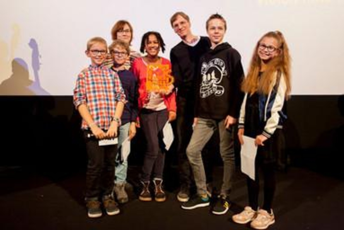 Die Jury des Kindertiger mit den Preisträgern Evi Goldbrunner (3.v.l.) und Joachim Dollhopf (3.v.r.)
